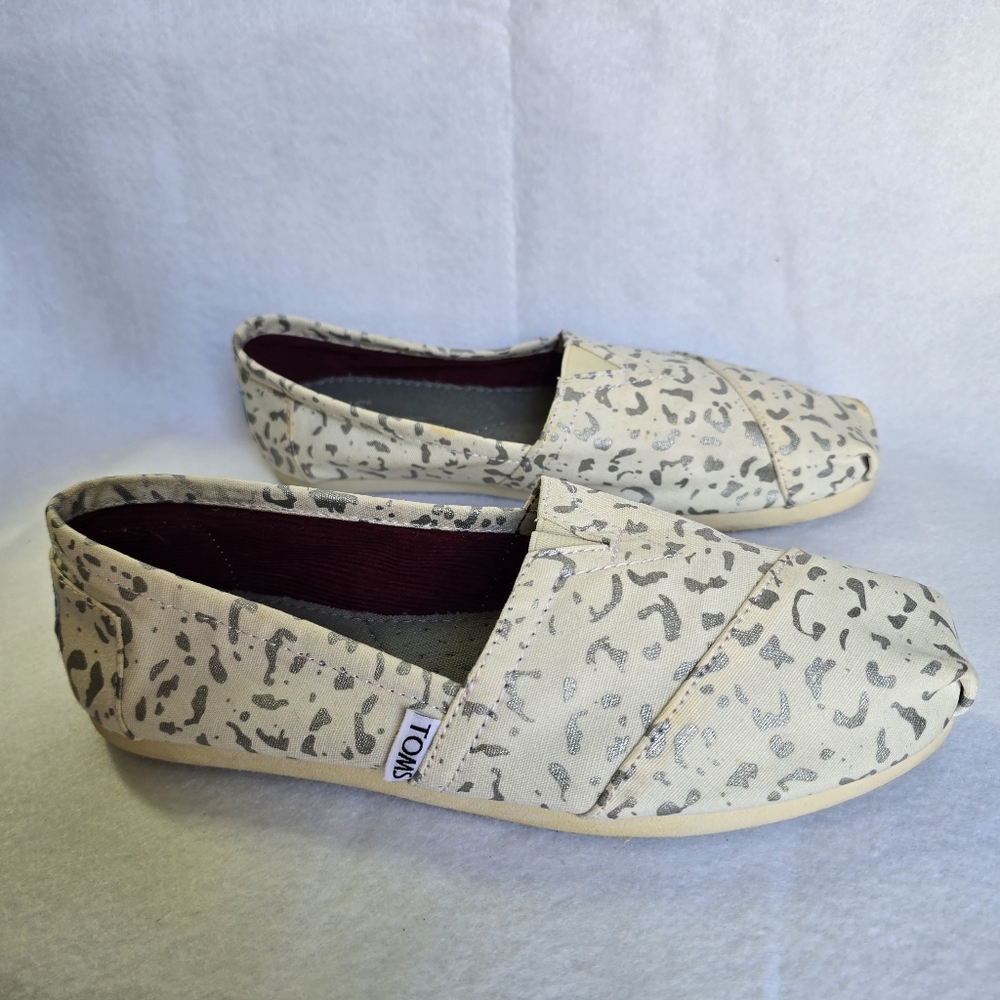 TOMS slip on canvas flat causal shoes leopard print womens 7